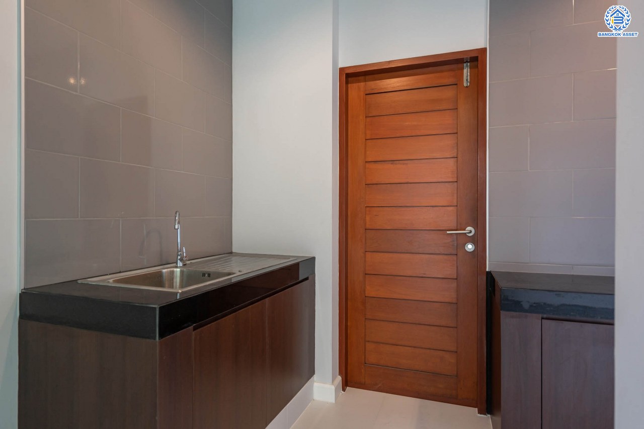 บ้านมือสองตกแต่งใหม่ ม.ซอย พหลโยธิน56 พหลโยธิน บ้านเดี่ยวหลังใหญ่ ภายในตกแต่งหรูหรา บนเนื้อที่เยอะถึง 98.60 ตร.ว. 3 ห้องนอน 3 ห้องน้ำ 2 ที่จอดรถ บรรยากาศเป็นส่วนตัว พร้อมมีสระน้ำในตัว บนพื้นที่กว่า 430 ตร.ม. บนทำเลที่ดี เชื่อมต่อถนน พหลโยธิน, ลำลูกกา, วิภาวดี-รังสิต เดินทางสะดวกใกล้รถไฟฟ้า สถานี "แยก คปอ, คูคต"